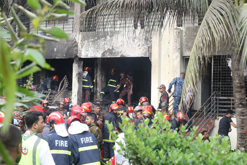 উত্তরায় বিমান বিধ্বস্তে নিহত অন্তত ১৯, আহত শতাধিক, অনেকের জীবন শঙ্কায়