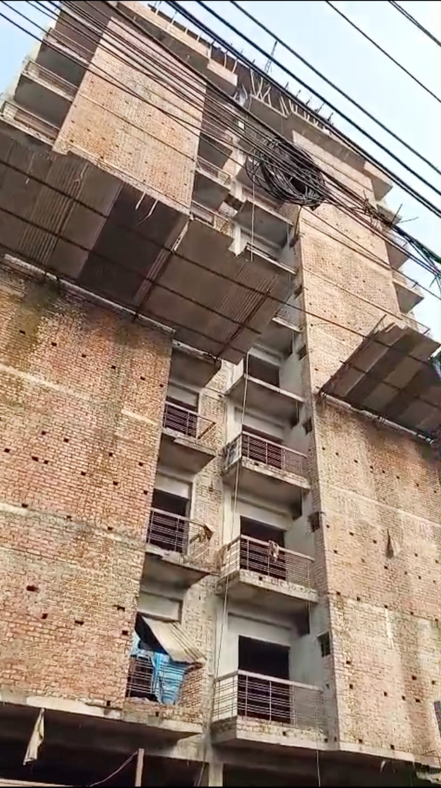 নির্মাণাধীন ভবন থেকে ইট পড়ে নারী পথচারীর মৃত্যু