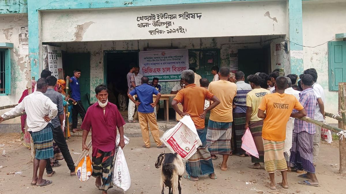 উলিপুরে ভিজিএফের চাল বিতরণে অনিয়মের অভিযোগ, ১০ কেজির বদলে দেওয়া হচ্ছে ৮ কেজি