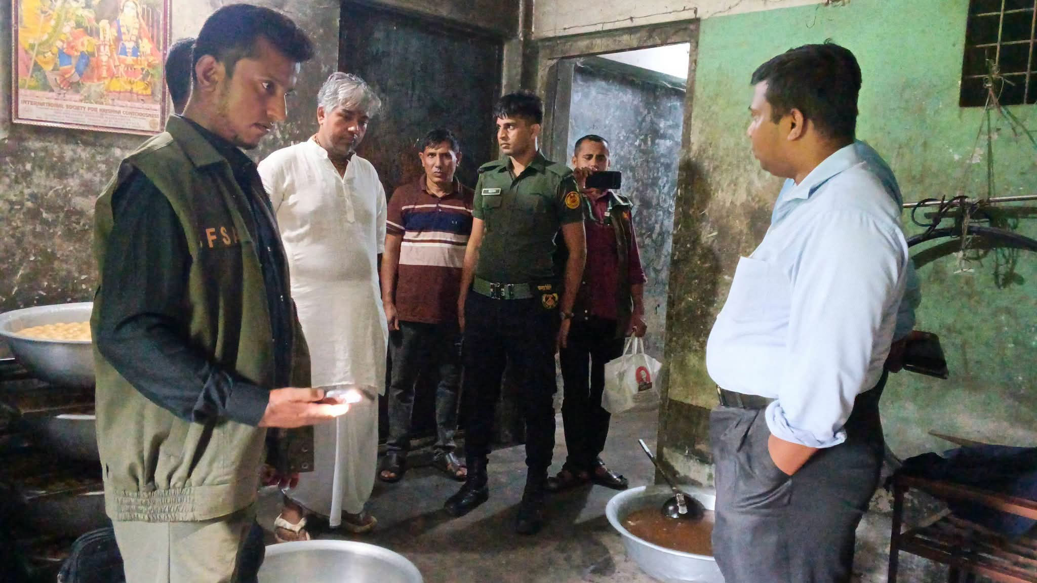ভালুকায় অস্বাস্থ্যকর পরিবেশে মিষ্টি তৈরির অভিযোগে কারখানাকে ৩ লাখ টাকা অর্থদণ্ড