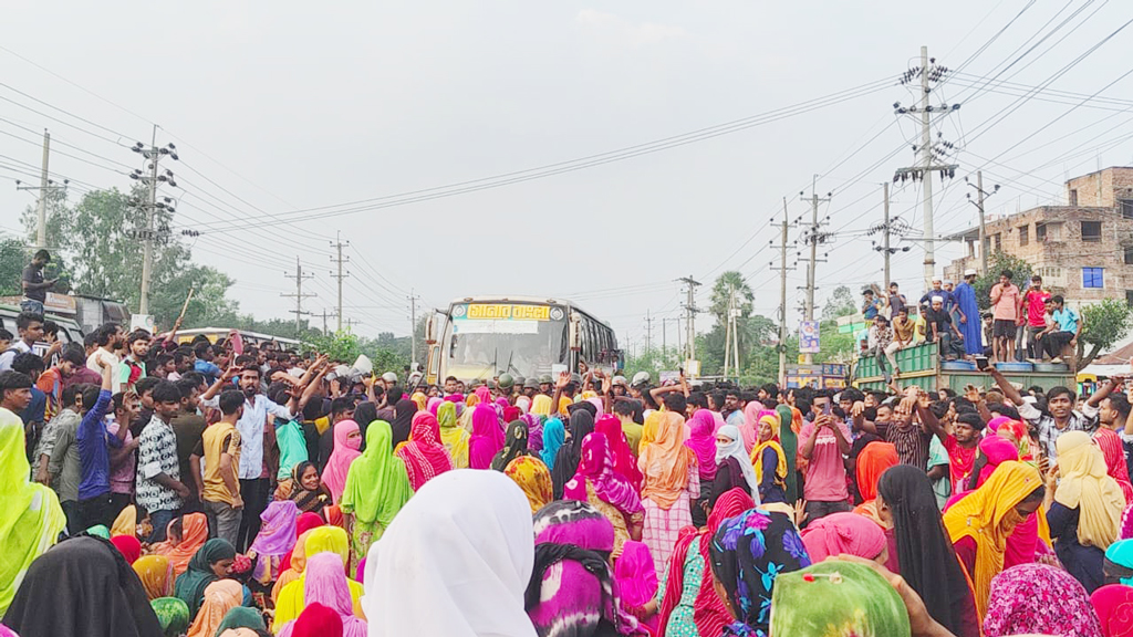 ভালুকায় বেতনের দাবিতে কারখানার শ্রমিকদের ঢাকা-ময়মনসিংহ মহাসড়ক অবরোধ