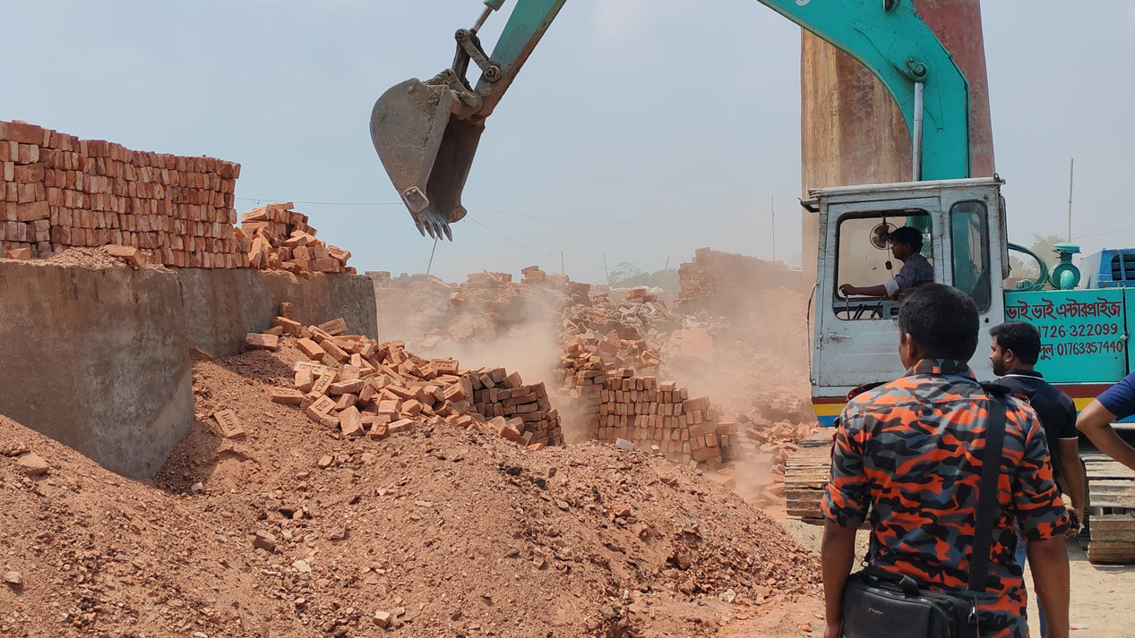 শরীয়তপুরে অবৈধ ইটভাটা গুঁড়িয়ে দিলেন ভ্রাম্যমাণ আদালত, ৩ লাখ টাকা জরিমানা
