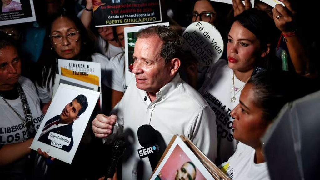 মুক্তির কয়েক ঘণ্টার মধ্যেই ভেনেজুয়েলার বিরোধী নেতাকে তুলে নিয়ে গেল অস্ত্রধারীরা