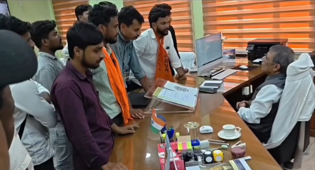 পশ্চিমবঙ্গে বিশ্ববিদ্যালয়ে ঢুকে ‘জয় শ্রী রাম’ স্লোগান, ভাঙচুর
