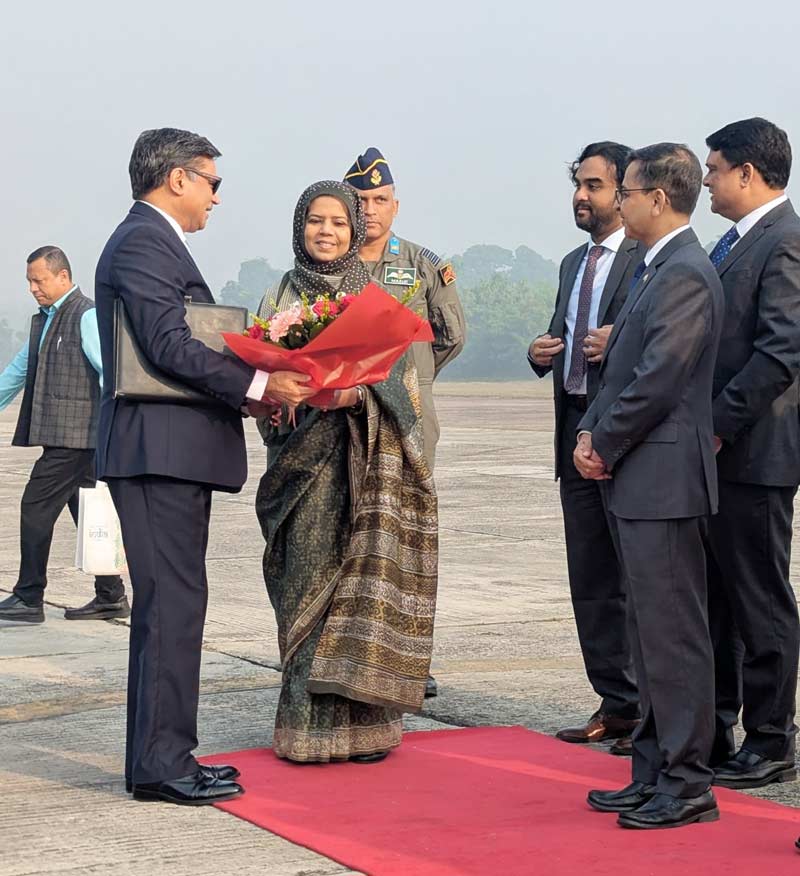 হযরত শাহজালাল আন্তর্জাতিক বিমানবন্দরে ভারতের পররাষ্ট্রসচিব বিক্রম মিশ্রিকে স্বাগত জানান পররাষ্ট্র মন্ত্রণালয়ের দক্ষিণ এশিয়া অণুবিভাগের মহাপরিচালক ইশরাত জাহান ও ঢাকায় ভারতের হাইকমিশনার প্রণয় ভার্মা। ছবি: পররাষ্ট্র মন্ত্রণালয়