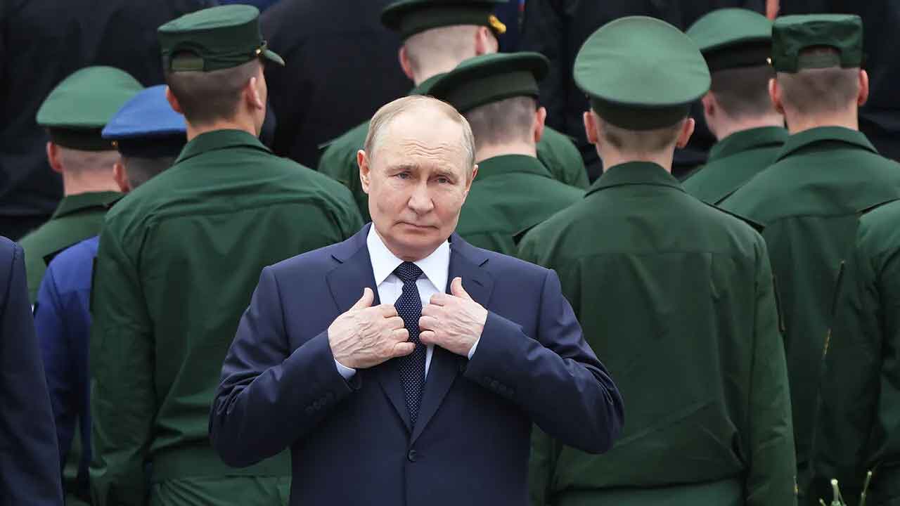 পুতিনের প্রোপাগান্ডা মেশিন যেভাবে কাজ করে