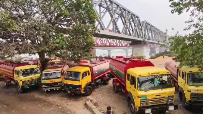 ভৈরবে তেল সরবরাহ বন্ধের প্রতিবাদে বিক্ষোভ, ডিপো ইনচার্জ ৪ ঘণ্টা অবরুদ্ধ