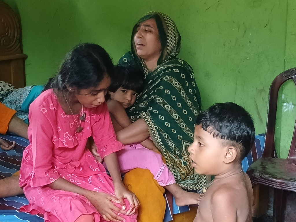 নিহত নাজিয়া তাবাসসুম নিঝুম ও তার স্বজনদের আহাজারি। ছবি: আজকের পত্রিকা