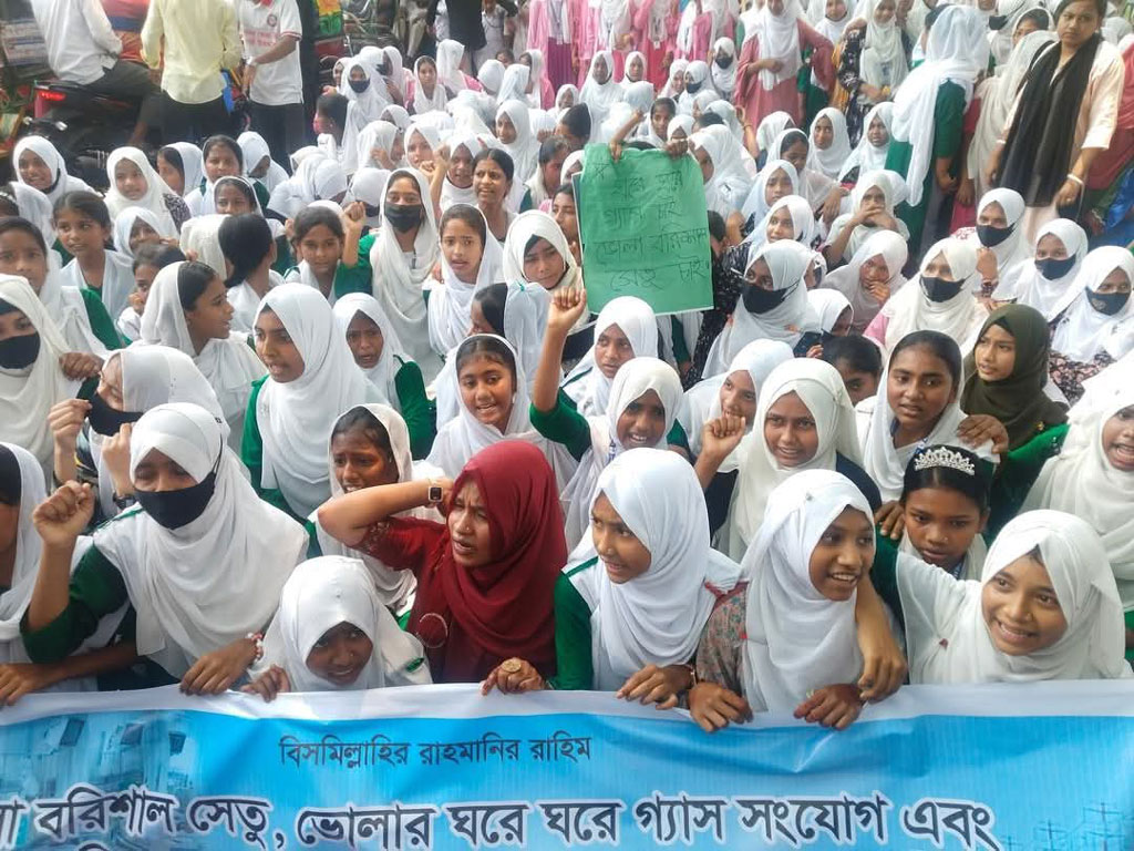 ভোলায় ঘরে ঘরে গ্যাস-সংযোগসহ ৫ দাবিতে স্কুলশিক্ষার্থীদের বিক্ষোভ