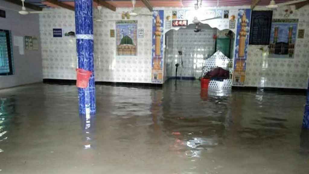 জোয়ারের পানির স্রোতে ভোলায় বেড়িবাঁধে ভাঙন