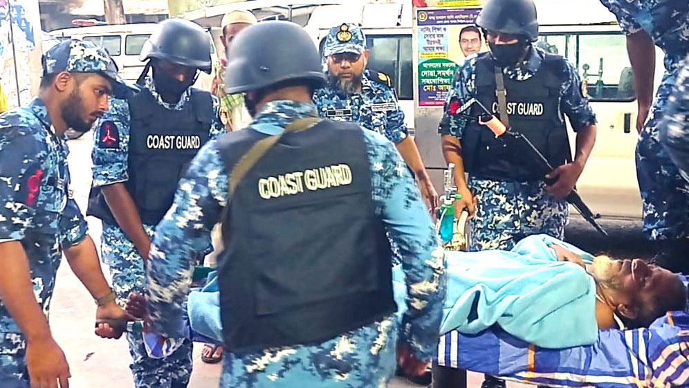 ভোলায় যাত্রীবাহী লঞ্চে গুরুতর অসুস্থ ব্যক্তিকে চিকিৎসাসেবা দিল কোস্ট গার্ড