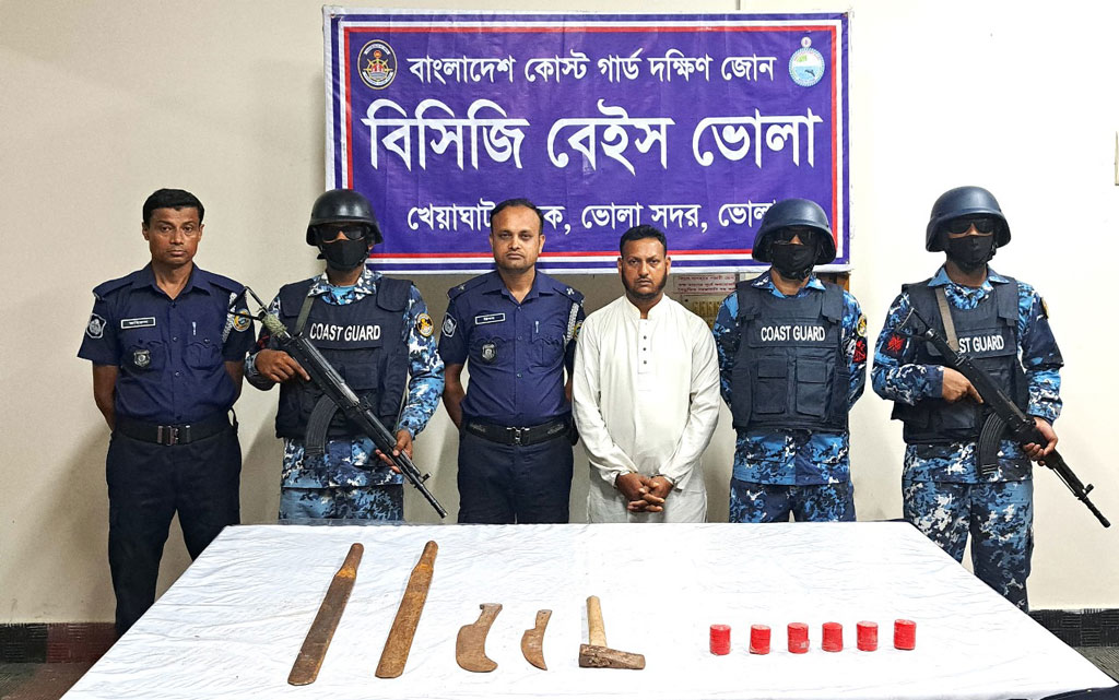 ভোলায় যৌথ অভিযানে অস্ত্র ও হাতবোমাসহ আ.লীগ নেতা আটক