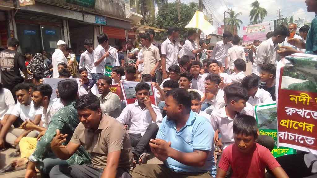ভোলায় নদীভাঙন রোধে ও ব্লক ফেলার দাবিতে বিক্ষোভ, পাউবো কার্যালয় ঘেরাও
