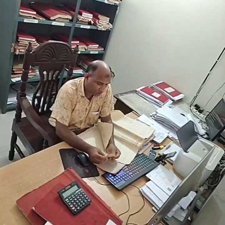 চাঁপাইনবাবগঞ্জে তহশিলদারের ঘুষ নেওয়ার ভিডিও ভাইরাল, তদন্ত শুরু