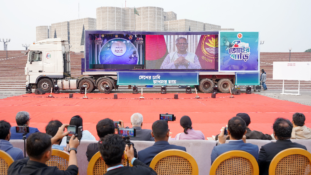 যাত্রা করল ভোটের গাড়ি, যাবে ৬৪ জেলায়