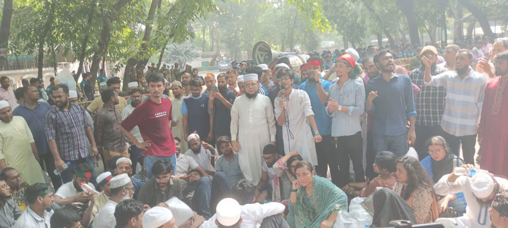 রাত গড়িয়ে সকালেও উত্তাল যমুনা, যোগ দিয়েছে জামায়াত