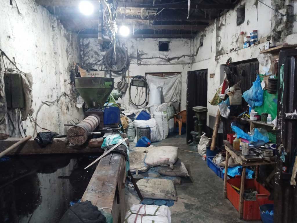 সিলগালার পরও চলছিল পলিথিন তৈরি, রাতের আঁধারে বিক্রি হতো টঙ্গীতে
