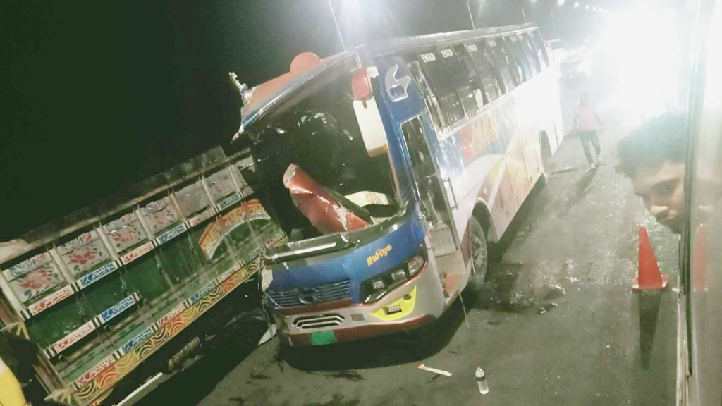 পদ্মা সেতুতে বাস-ট্রাকের সংঘর্ষ, বেশ কয়েকজন হতাহত