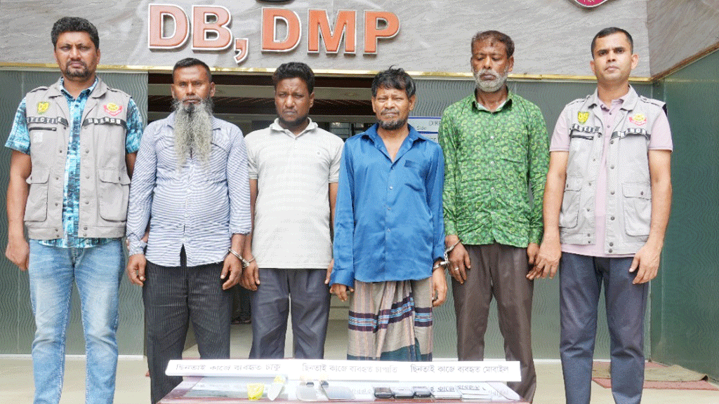 শেরেবাংলা নগরে সিএনজি চালকের যোগসাজশে যাত্রী টাকা-মোবাইল ছিনতাই, চারজন গ্রেপ্তার