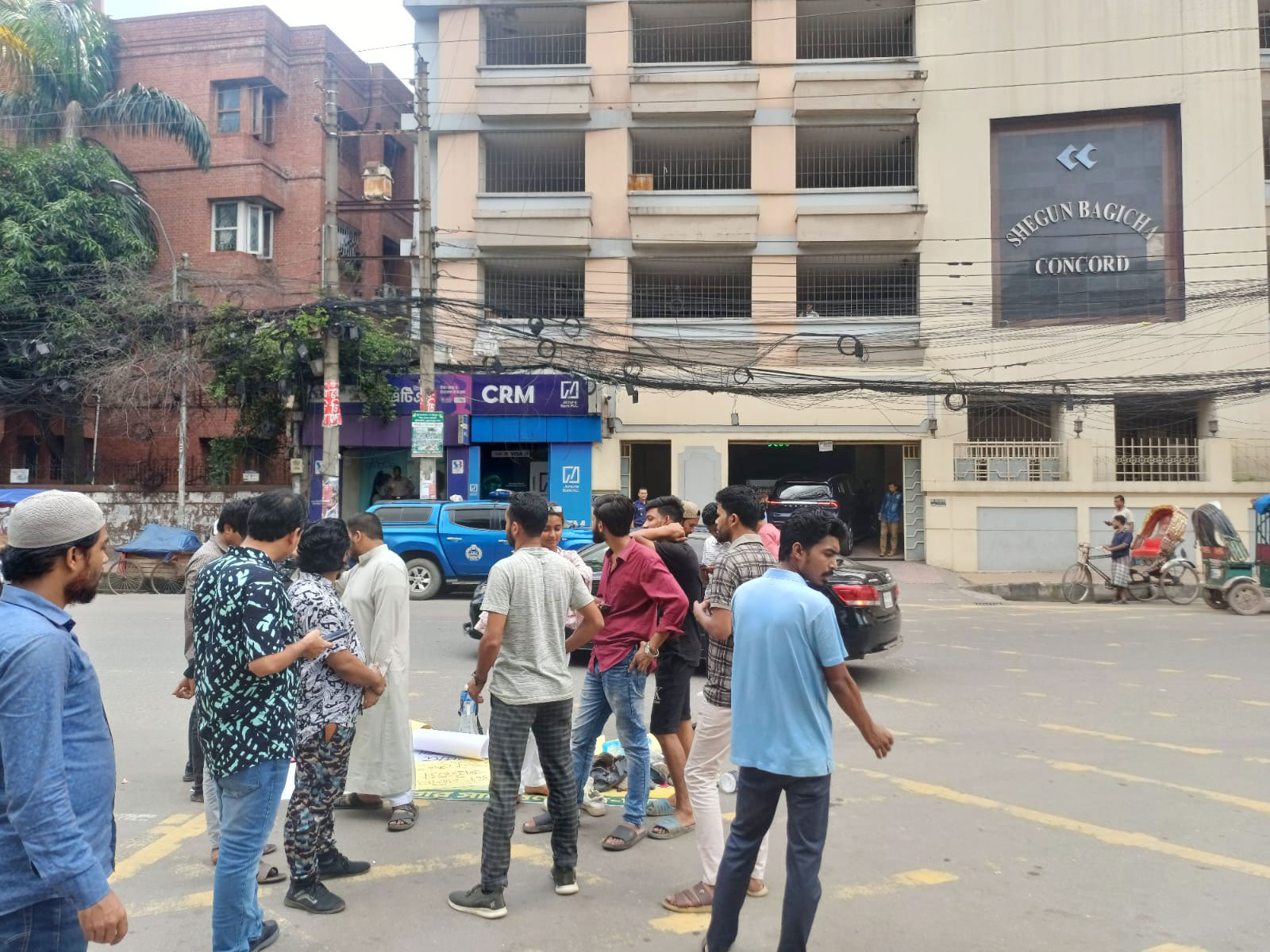 ফজলুর রহমানকে গ্রেপ্তারের দাবিতে বাসার সামনে অবস্থান