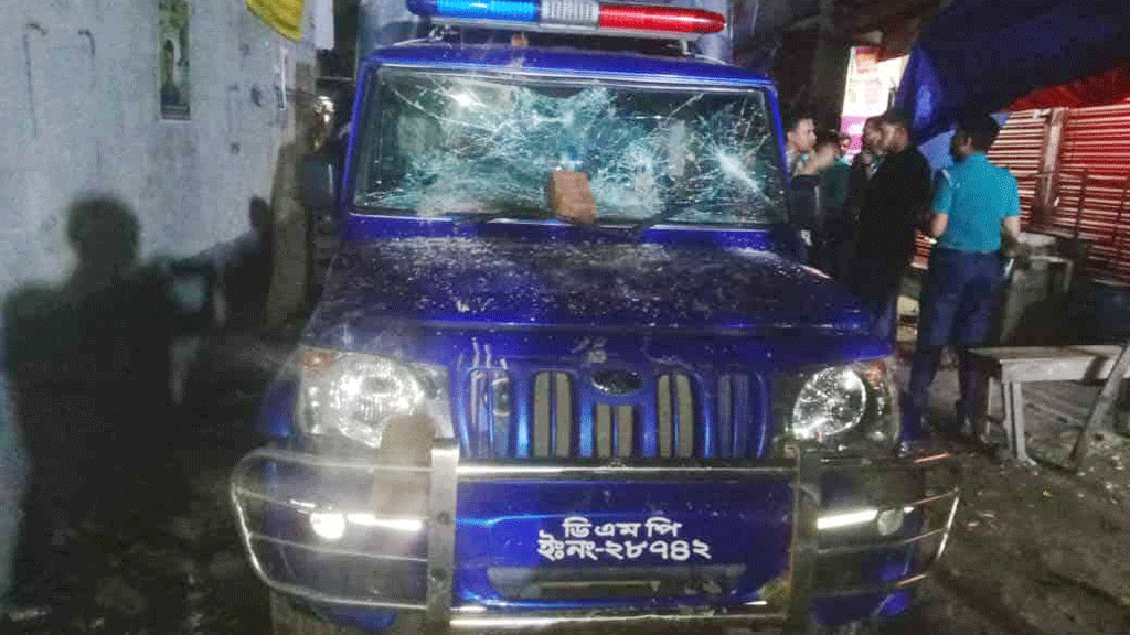 বাঁচাও বলে চিৎকার পুলিশের