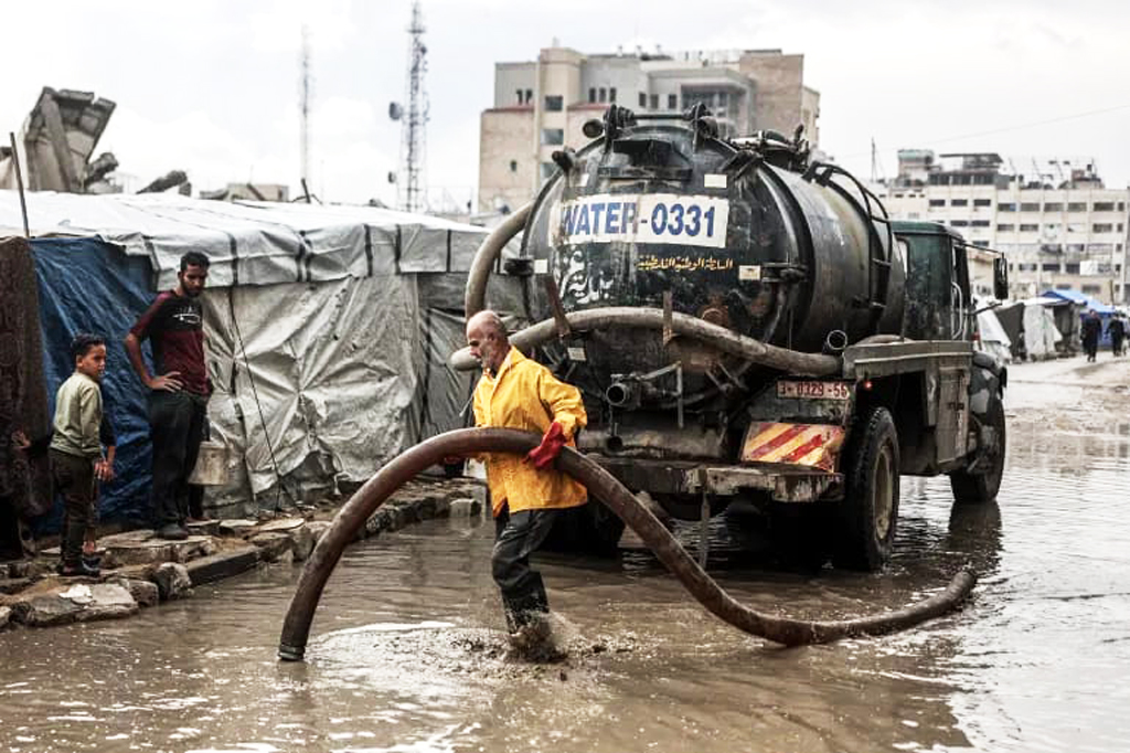 ইসরায়েলি বাধায় আটকে আছে ত্রাণ সহায়তা, বৃষ্টি–শীত আর কাদায় নরক নেমে এসেছে গজায়