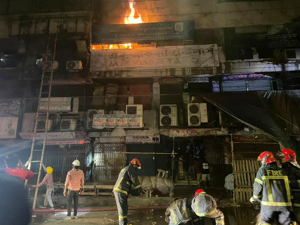 গুলিস্তানে হোটেল রমনার পাশার মার্কেটে অগ্নিকাণ্ড