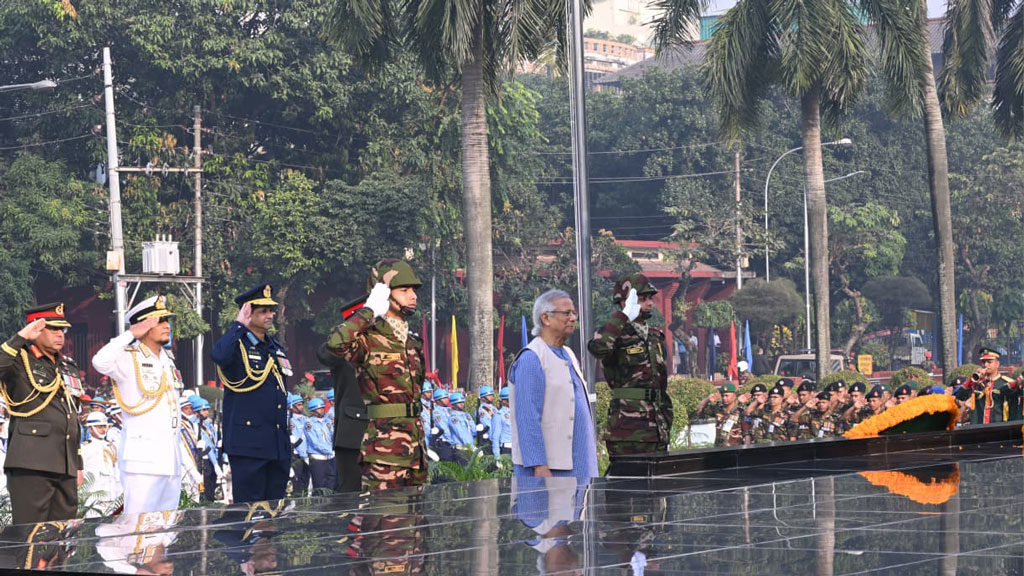 সশস্ত্র বাহিনী দিবসে রাষ্ট্রপতি ও প্রধান উপদেষ্টার শিখা অনির্বাণে শ্রদ্ধা নিবেদন