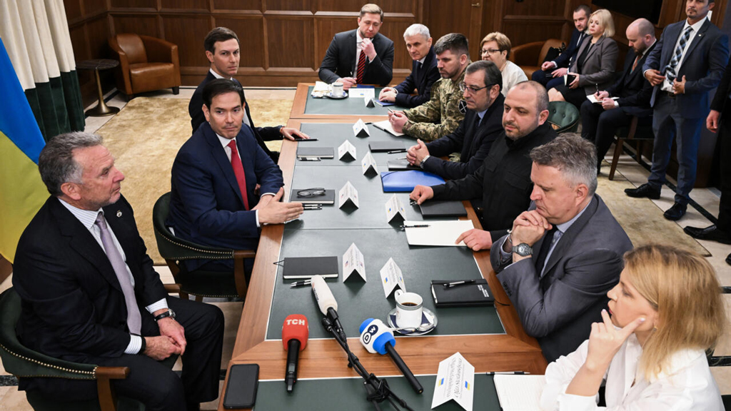 ইউক্রেনকে ‘স্বাধীনতার পথে’ নিতে ফ্লোরিডায় জটিল, সংবেদনশীল ও গঠনমূলক আলোচনা