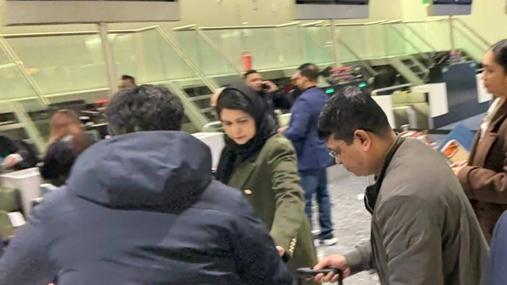 লন্ডন থেকে ঢাকার পথে জুবাইদা রহমান