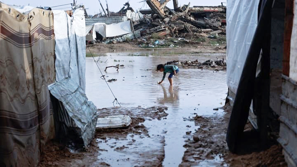 তীব্র শীতে গাজায় প্রাণ সংহারকারীর ভূমিকায় ‘বায়রন’, নিহত অন্তত ১৪