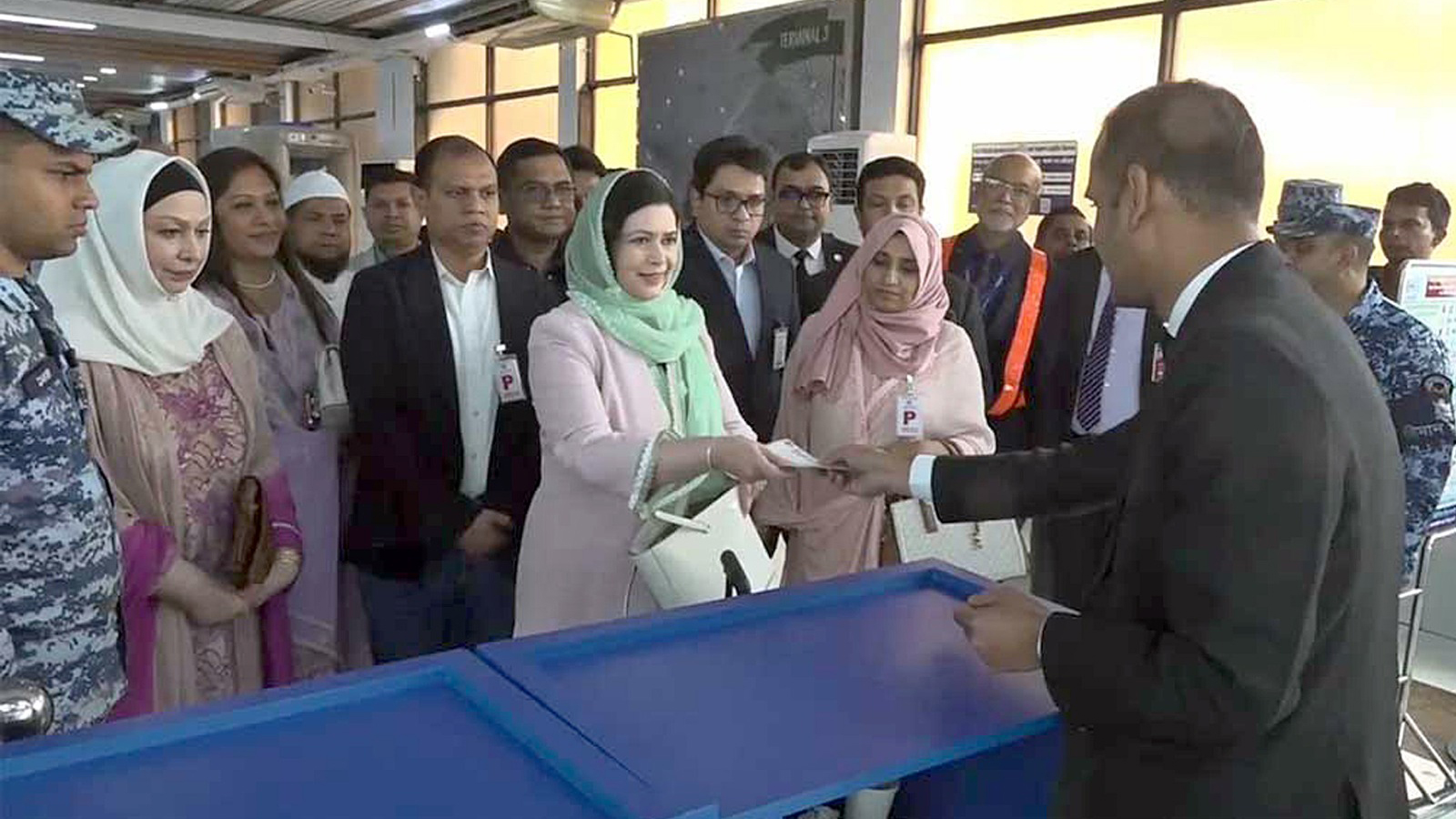 লন্ডনের পথে জুবাইদা, ফিরবেন তারেক ও জাইমাকে নিয়ে