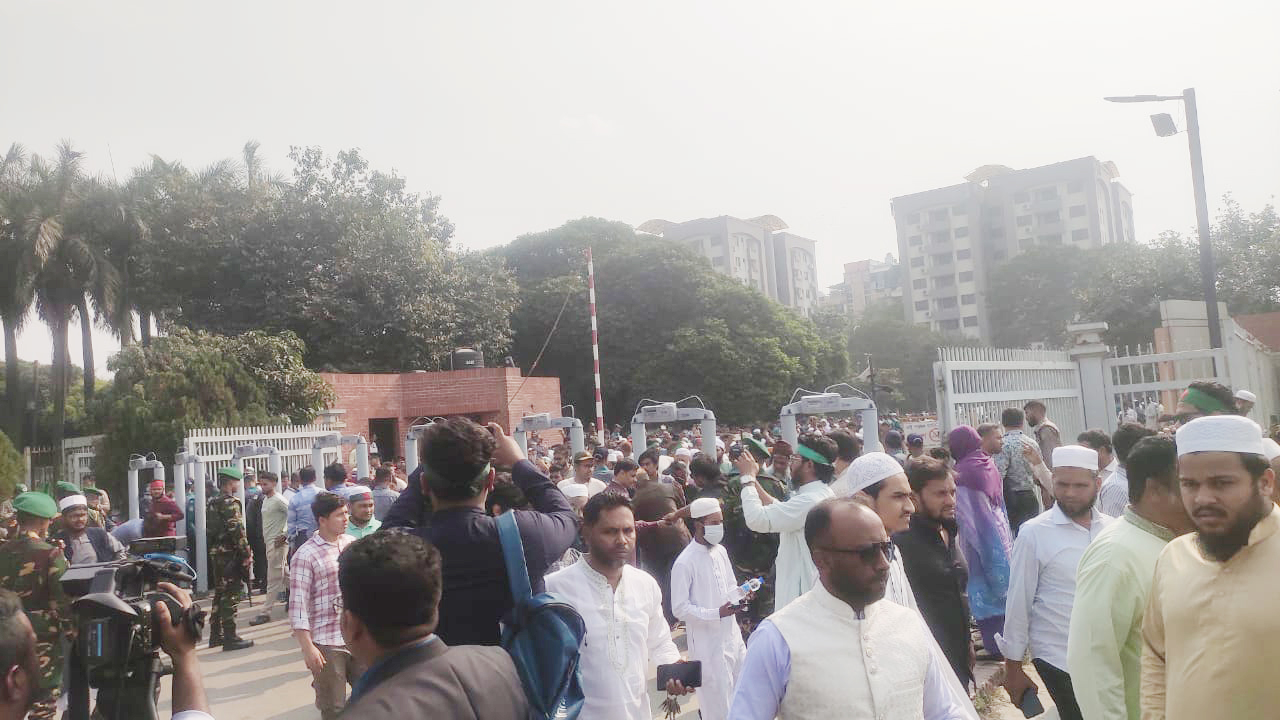 হাদির জানাজায় অংশ নিতে সংসদ এলাকায় বাড়ছে ভিড়, নিরাপত্তা জোরদার