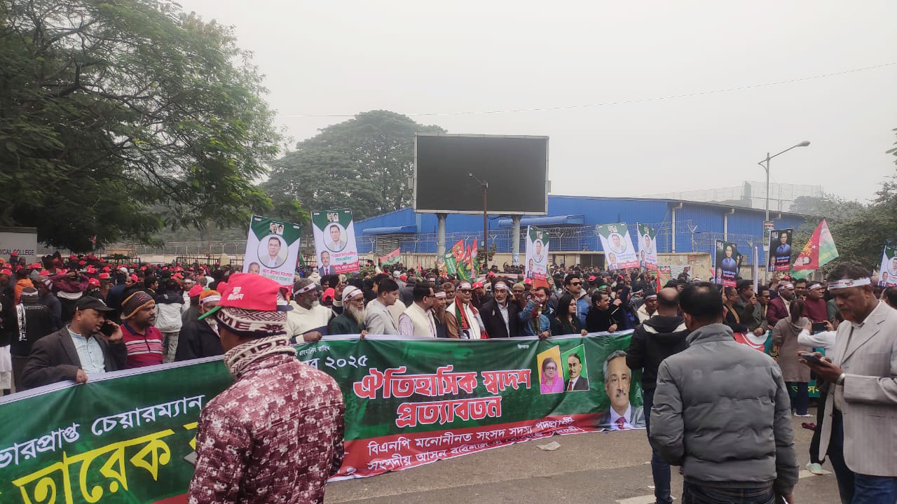 ভোর থেকে তারেক রহমানের গণসংবর্ধনাস্থলের দিকে জনস্রোত, ৩০০ ফিট লোকারণ্য