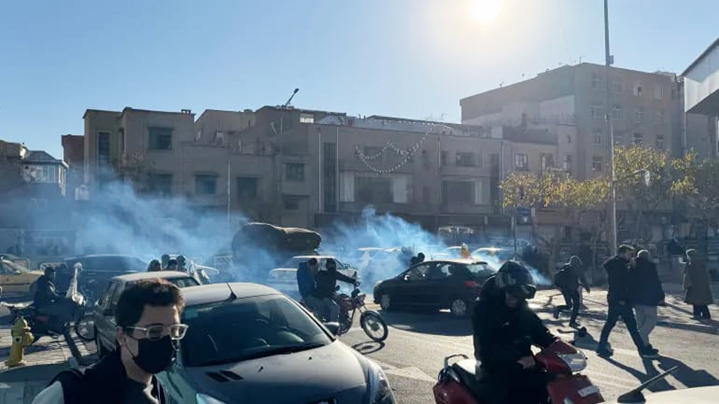 অর্থনৈতিক সংকটে দুর্বল ইরান বিক্ষোভে উত্তাল, সংঘর্ষে নিহত বেড়ে ৬