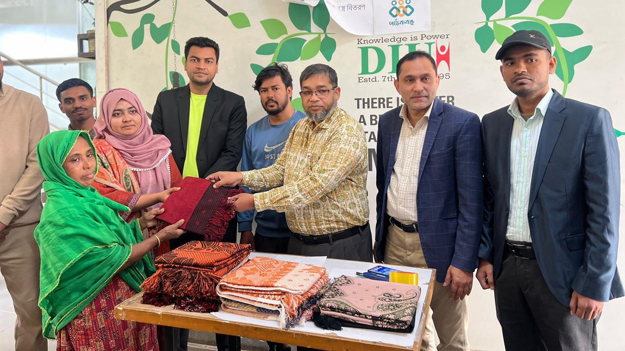 ডিআইইউতে পরিচ্ছন্নতাকর্মীদের মাঝে পাঠকবন্ধুর শীতবস্ত্র বিতরণ