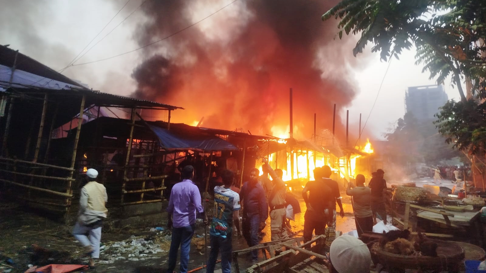 উত্তরায় ফার্নিচার মার্কেটে আগুন, ৬ দোকান পুড়ে ছাই