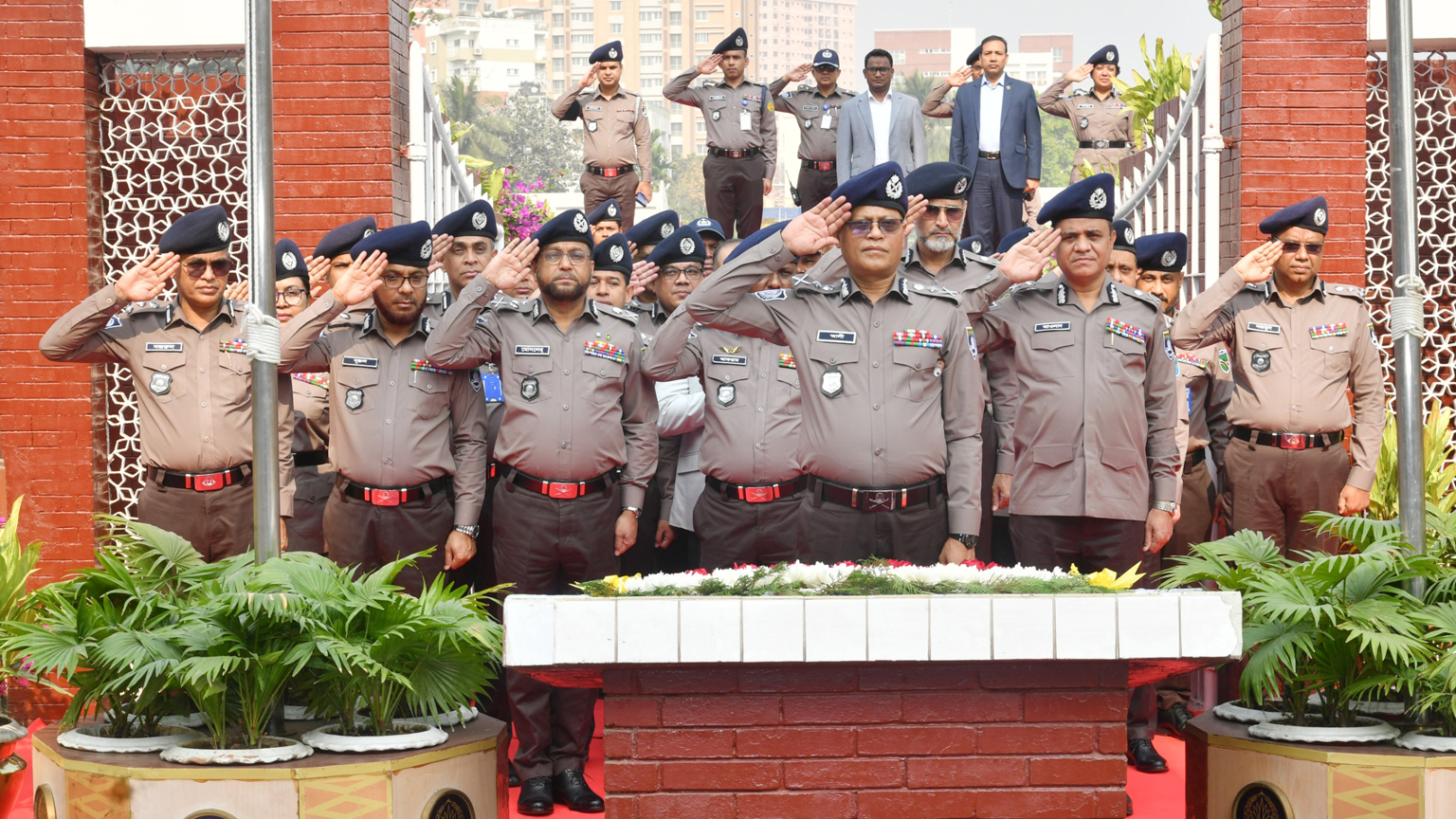 রাজারবাগ পুলিশ স্মৃতিসৌধে নবনিযুক্ত আইজিপির শ্রদ্ধা