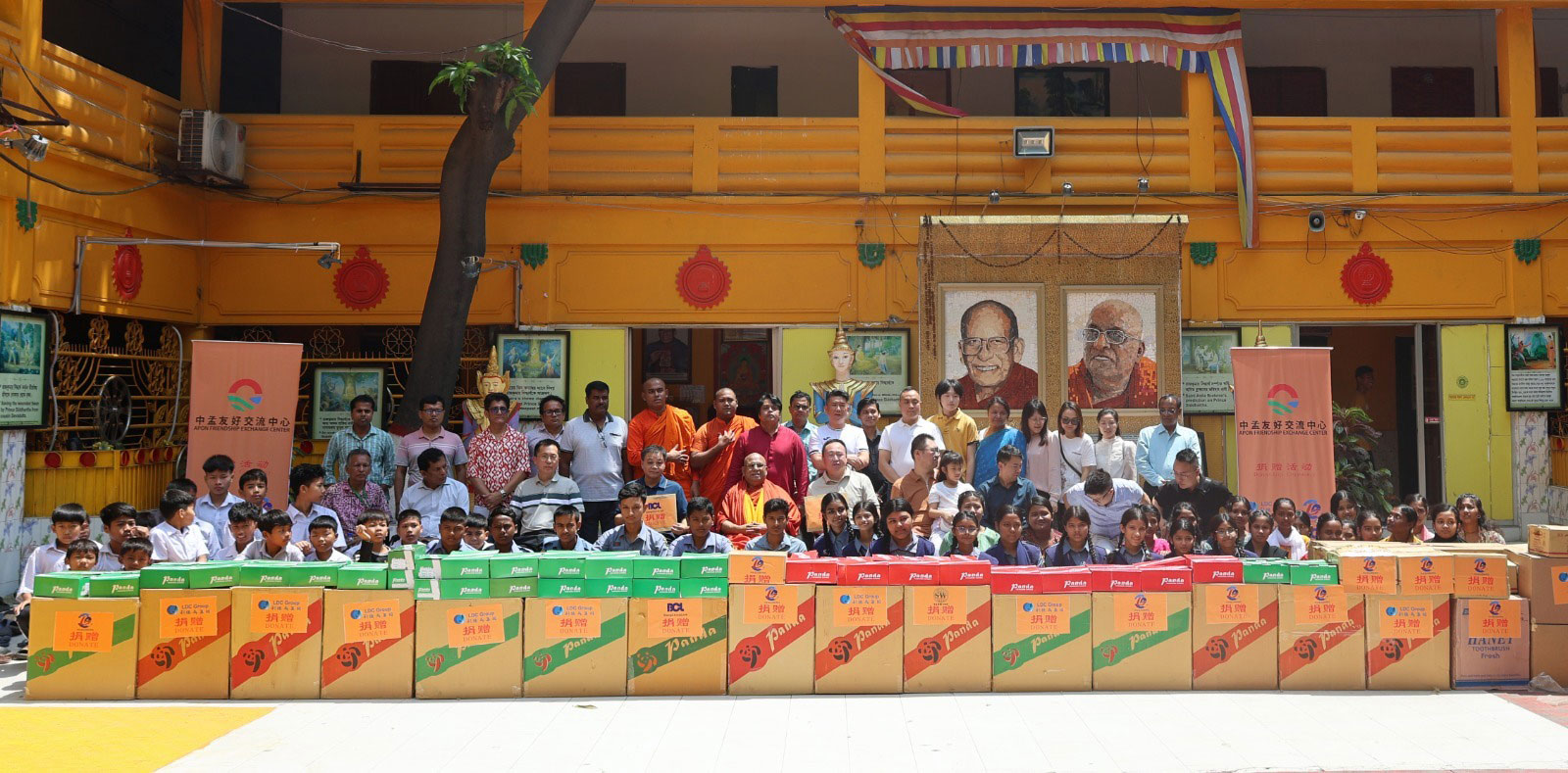 ঢাকায় ধর্মরাজিক বৌদ্ধ মহাবিহারে অনুদান দিয়েছে আপন ফ্রেন্ডশিপ এক্সচেঞ্জ সেন্টার