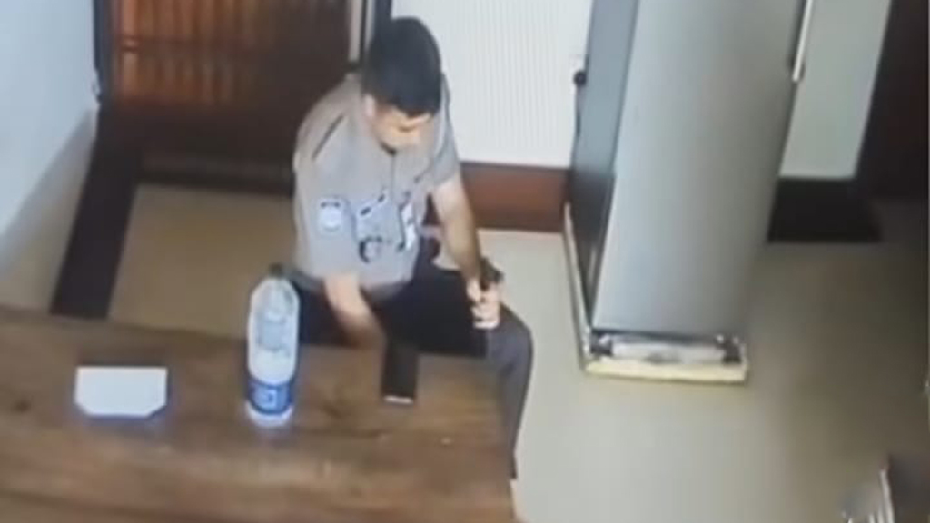 ‘নিজের অস্ত্রের গুলি’তে খুলনায় কনস্টেবল নিহত