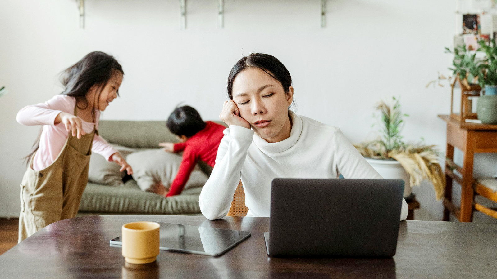 সন্তান লালনপালনের ক্লান্তি দূর করার সহজ উপায় জেনে নিন