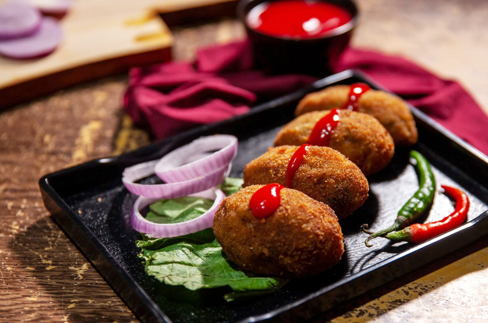 ছুটির বিকেলে চায়ের সঙ্গে খান নাগা ডিম চপ