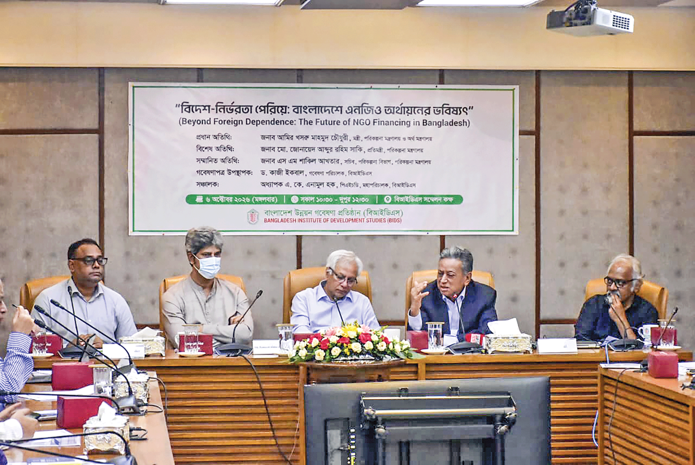 বিদেশি অনুদানে টান: অর্থায়ন ঝুঁকিতে ২,২০০ এনজিও