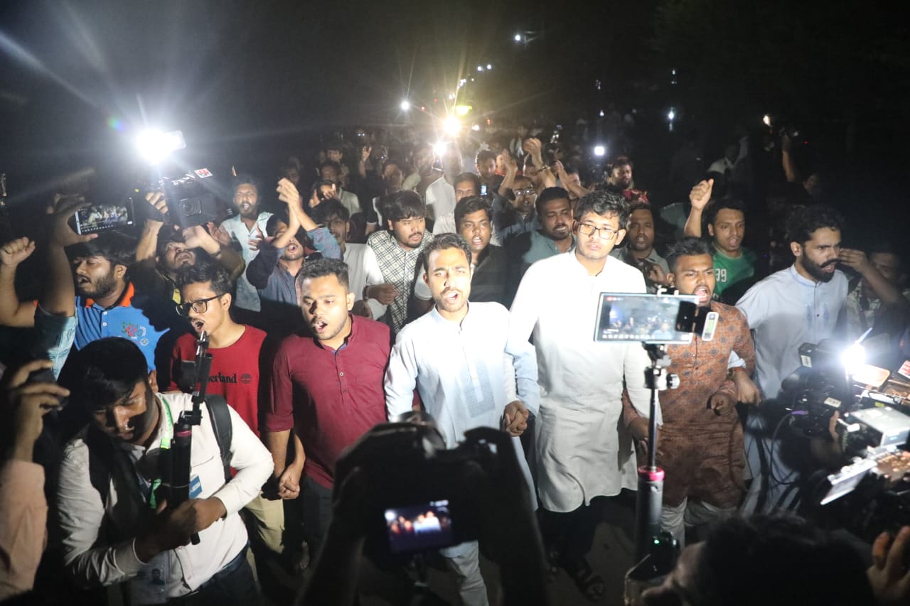 জাকসু নির্বাচন বর্জনের পর রাতে বিক্ষোভ মিছিল ছাত্রদলের