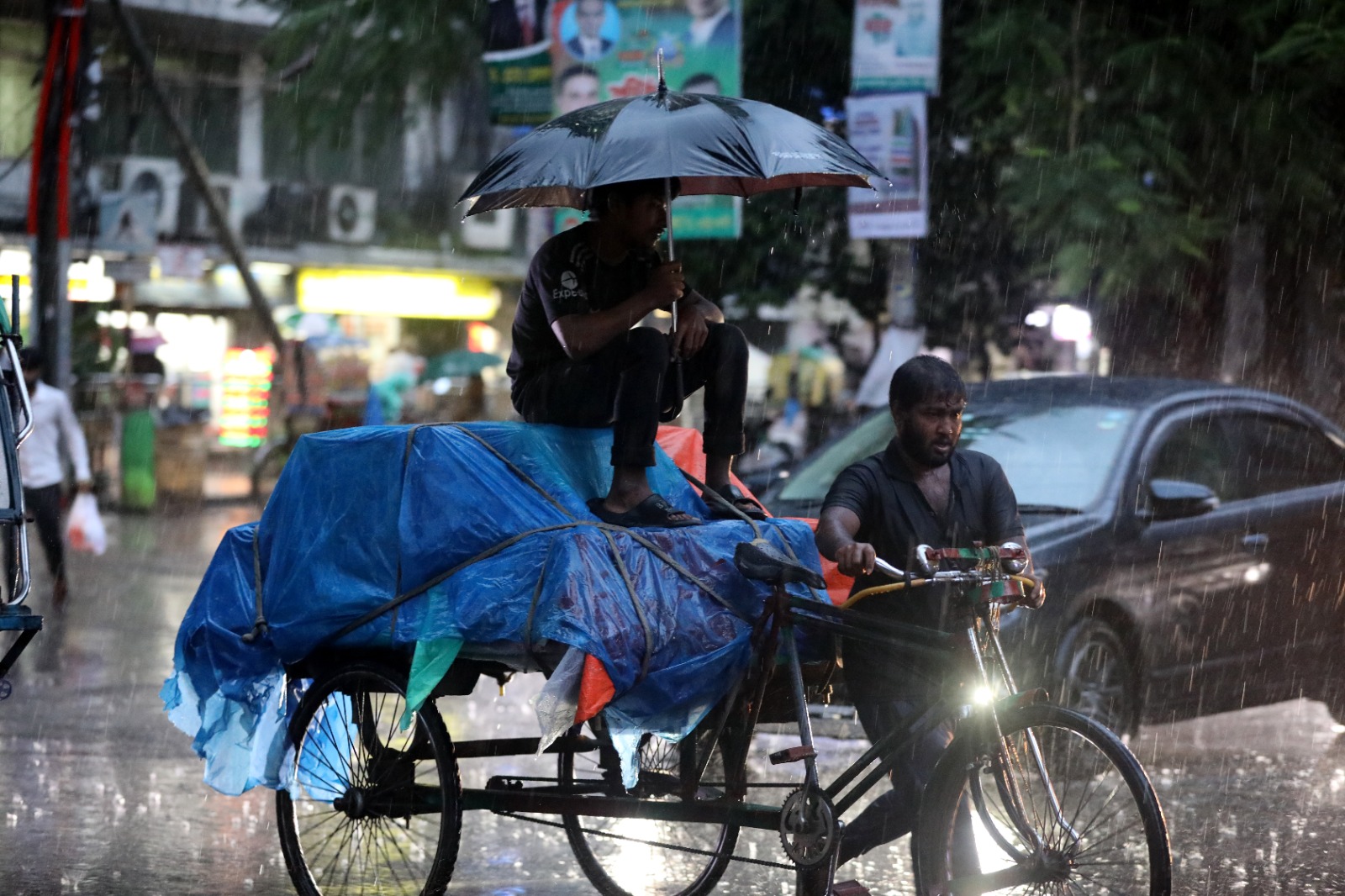 সাগরে লঘুচাপ, ভারী বৃষ্টিতে নিম্নাঞ্চলে প্লাবনের শঙ্কা