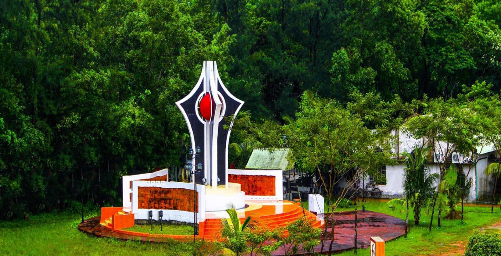 দিনে অনুপ্রেরণার প্রতীক, রাতে আলোর দিশারি নোবিপ্রবির শহীদ মিনার