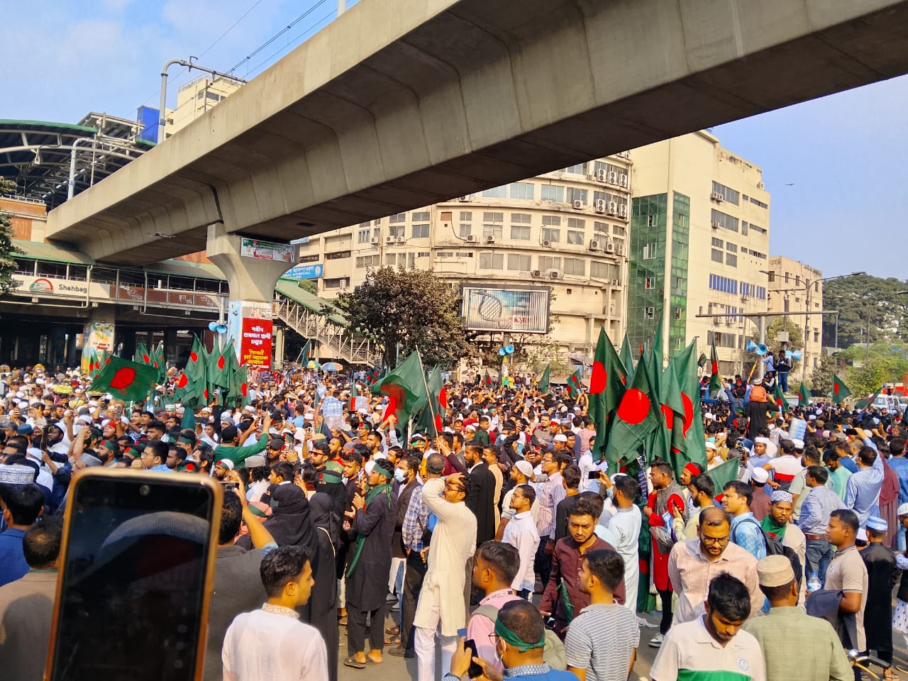 জুমার নামাজের পর আরও উত্তাল শাহবাগ, বড় হচ্ছে জমায়েত