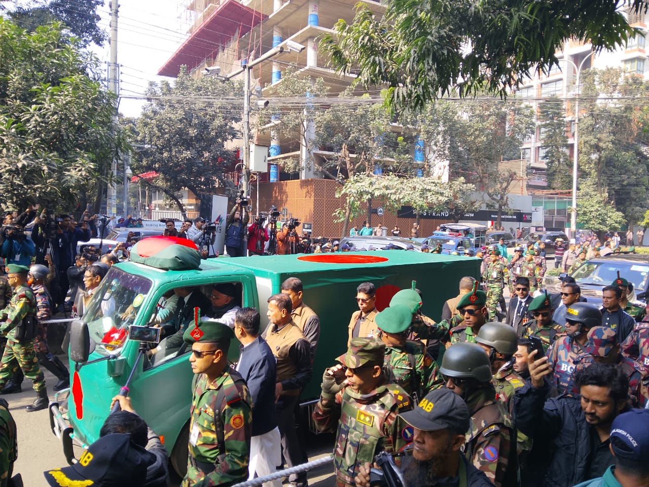 পতাকায় মোড়ানো গাড়িতে মানিক মিয়া অ্যাভিনিউয়ের পথে খালেদা জিয়ার মরদেহ