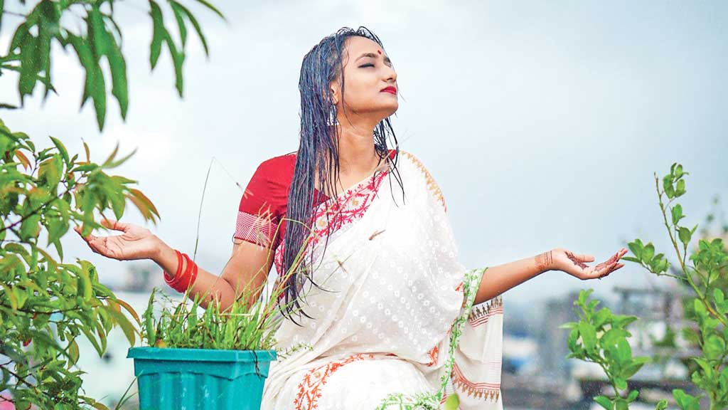 বৃষ্টির পানি থেকে ত্বক ও চুলের সুরক্ষায়