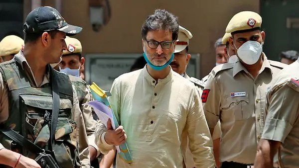 কাশ্মীর স্বাধীনতা আন্দোলনের শীর্ষ নেতা কি ভারতের চর—   হলফনামা নিয়ে তোলপাড়